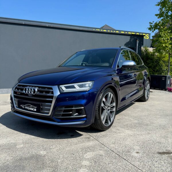 blauwe audi in de zon na een polijstbeurt van de lak