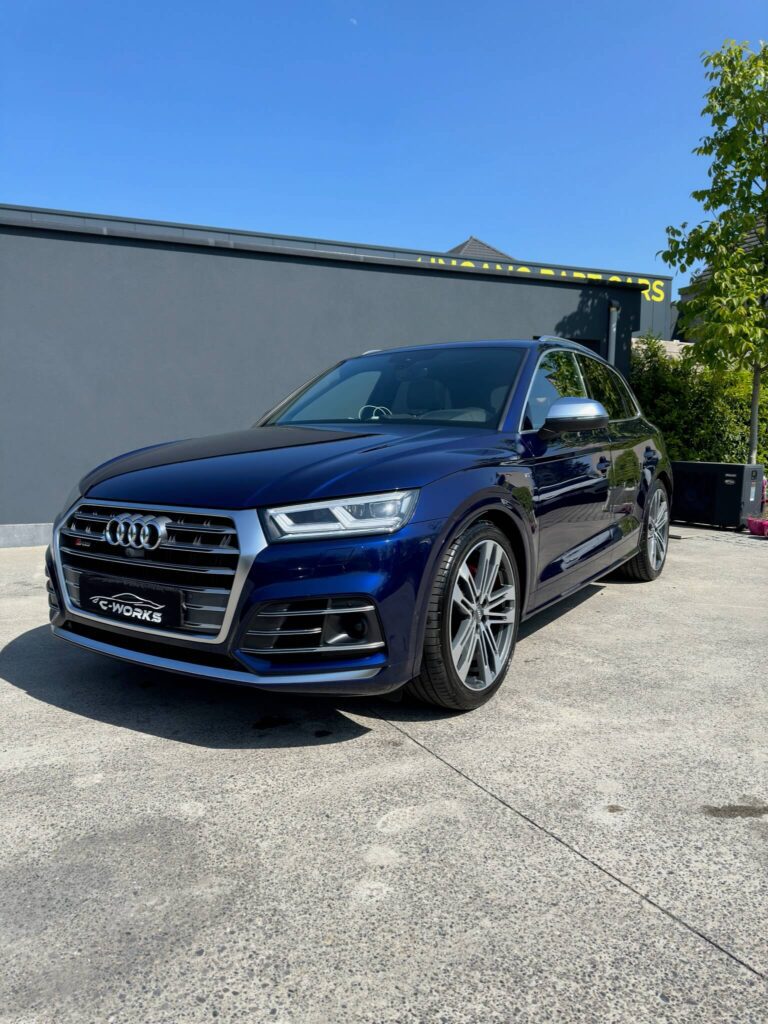 blauwe audi in de zon na een polijstbeurt van de lak