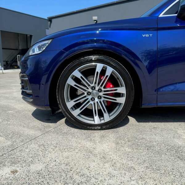 volledig schone audi met close up van de velg
