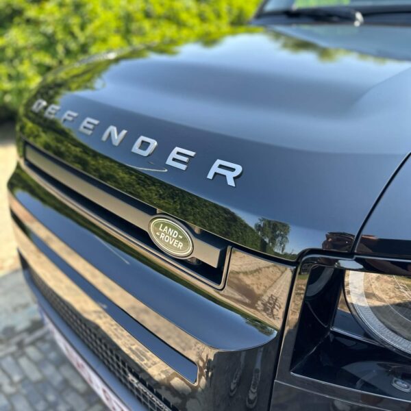 voorkant van een gewaxte land rover defender