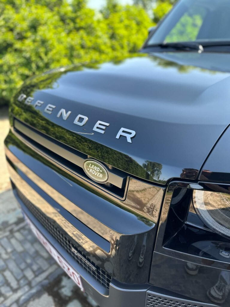 voorkant van een gewaxte land rover defender