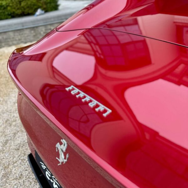 close up van het logo van een rode ferrari