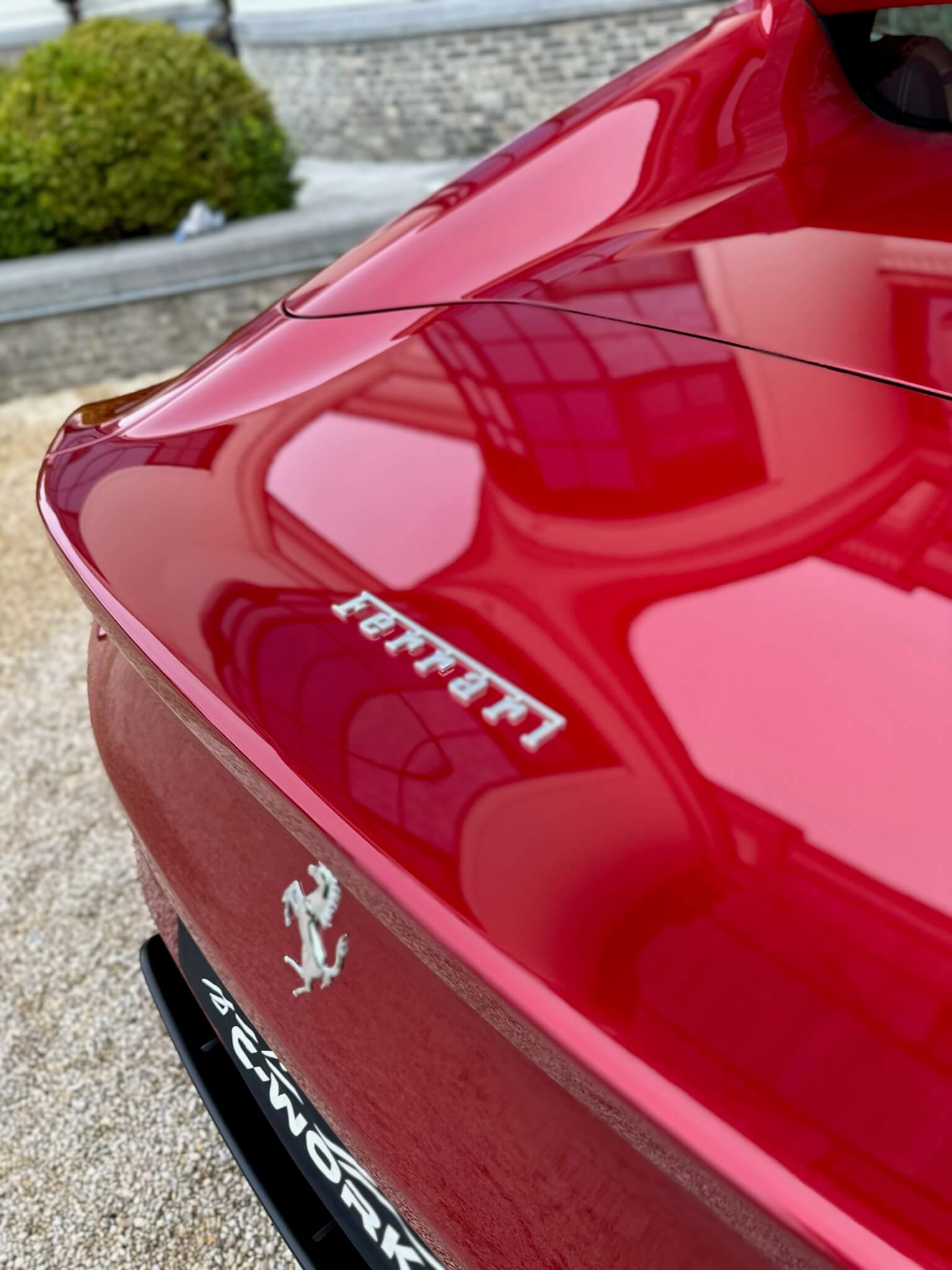 close up van het logo van een rode ferrari