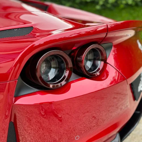 Achterlicht van rode Ferrari