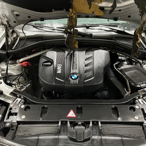 Gereinigde motorcompartiment wagen
