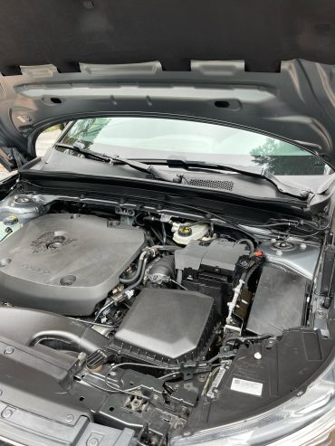 Professionele motorruimte reiniging van een Volvo XC60