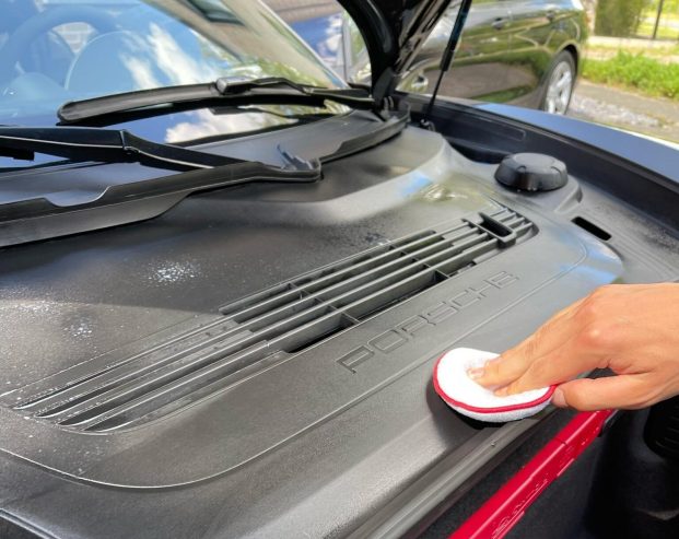 Professionele motorruimte reiniging van een Porsche